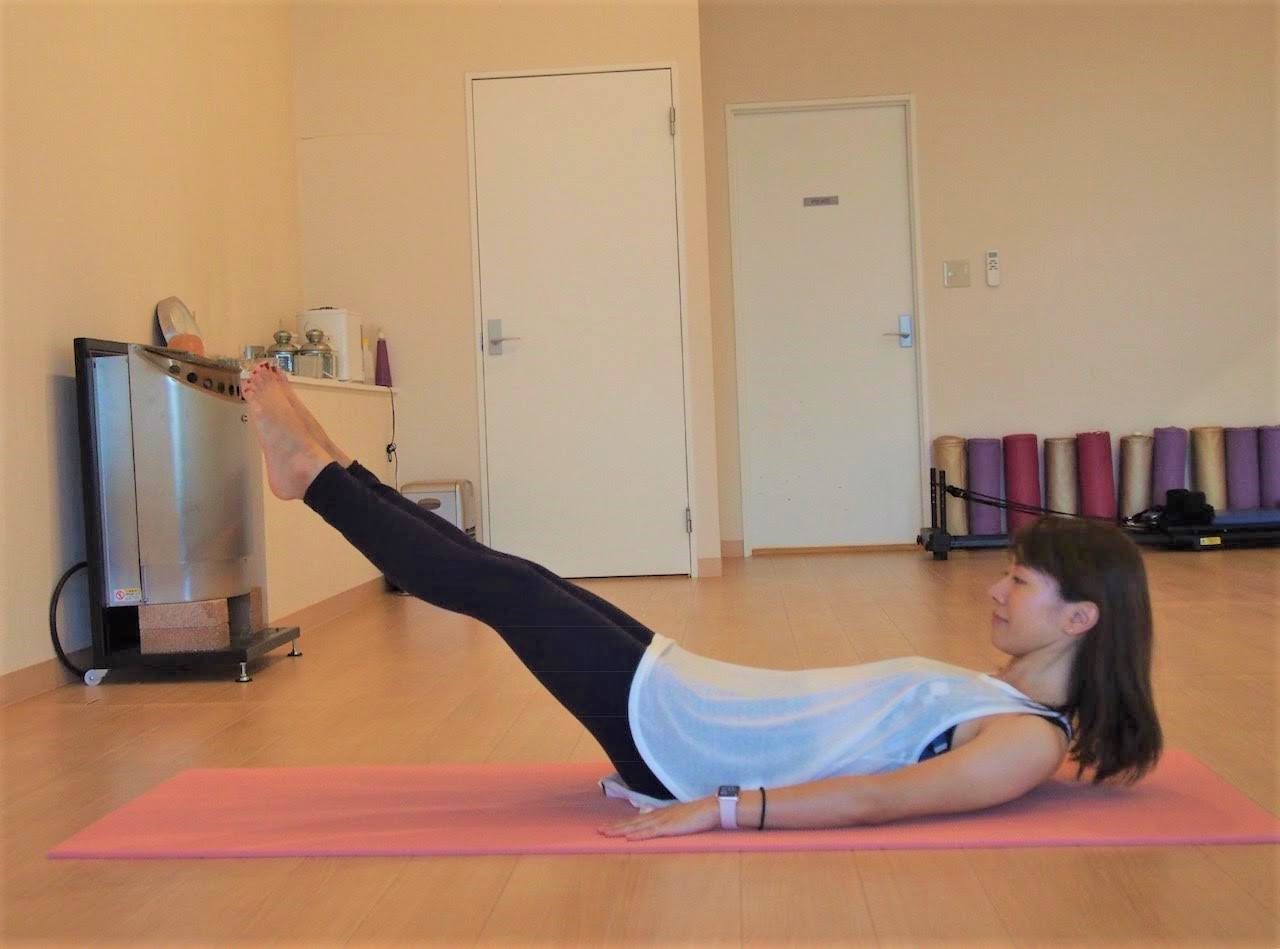 足を床から浮かせ、頭を軽く持ち上げる