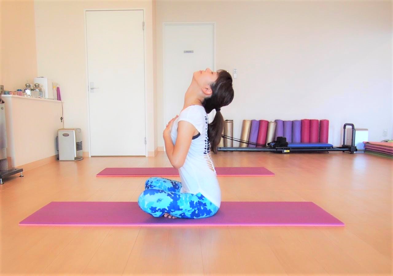 息を吸い、吐きながら頭を後ろに倒して脱力