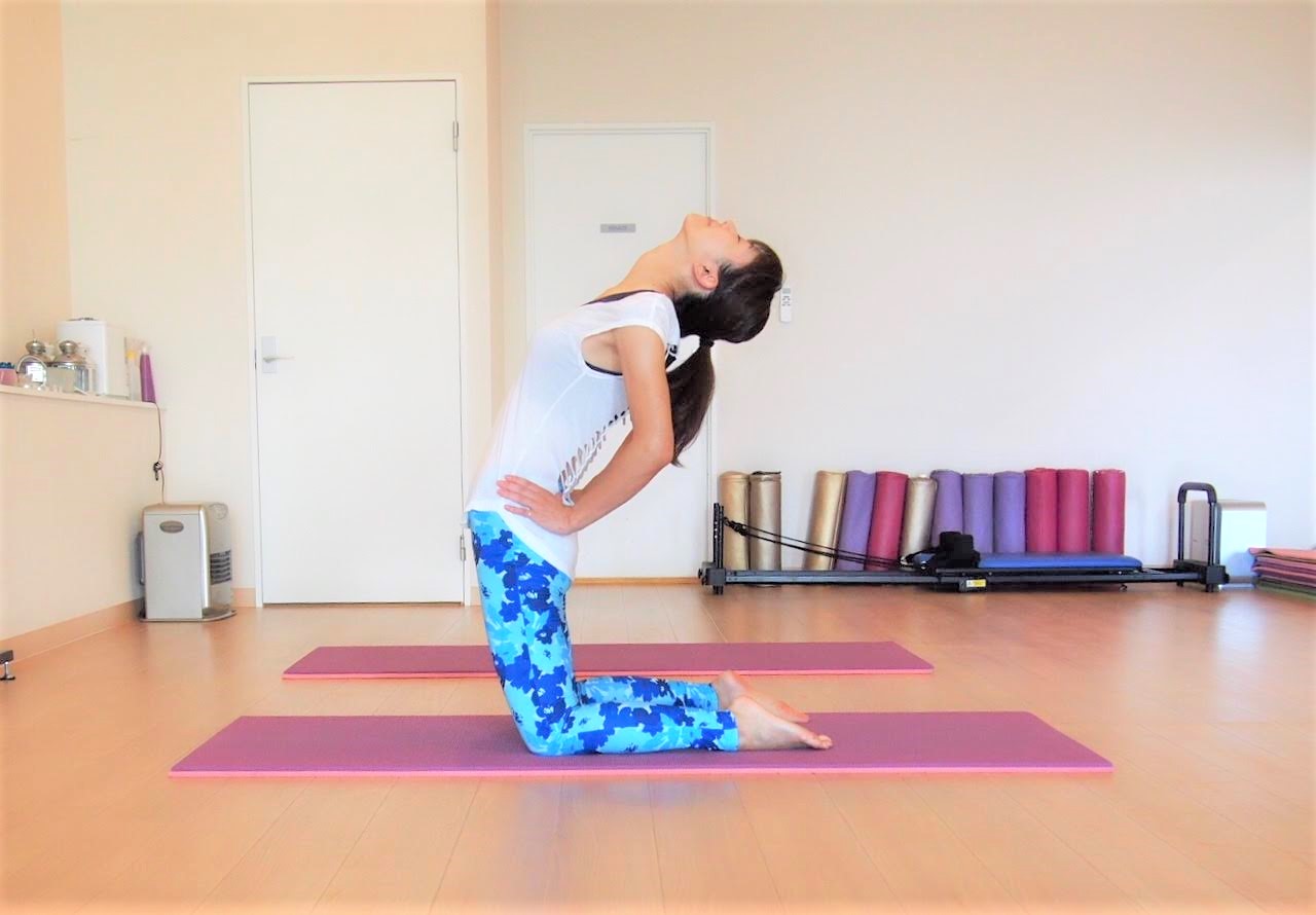 息を吐きながら胸を突き出すように背中をややカーブさせる