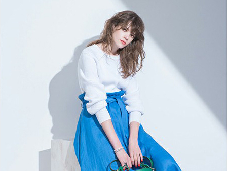 ビビッドカラーのスカート