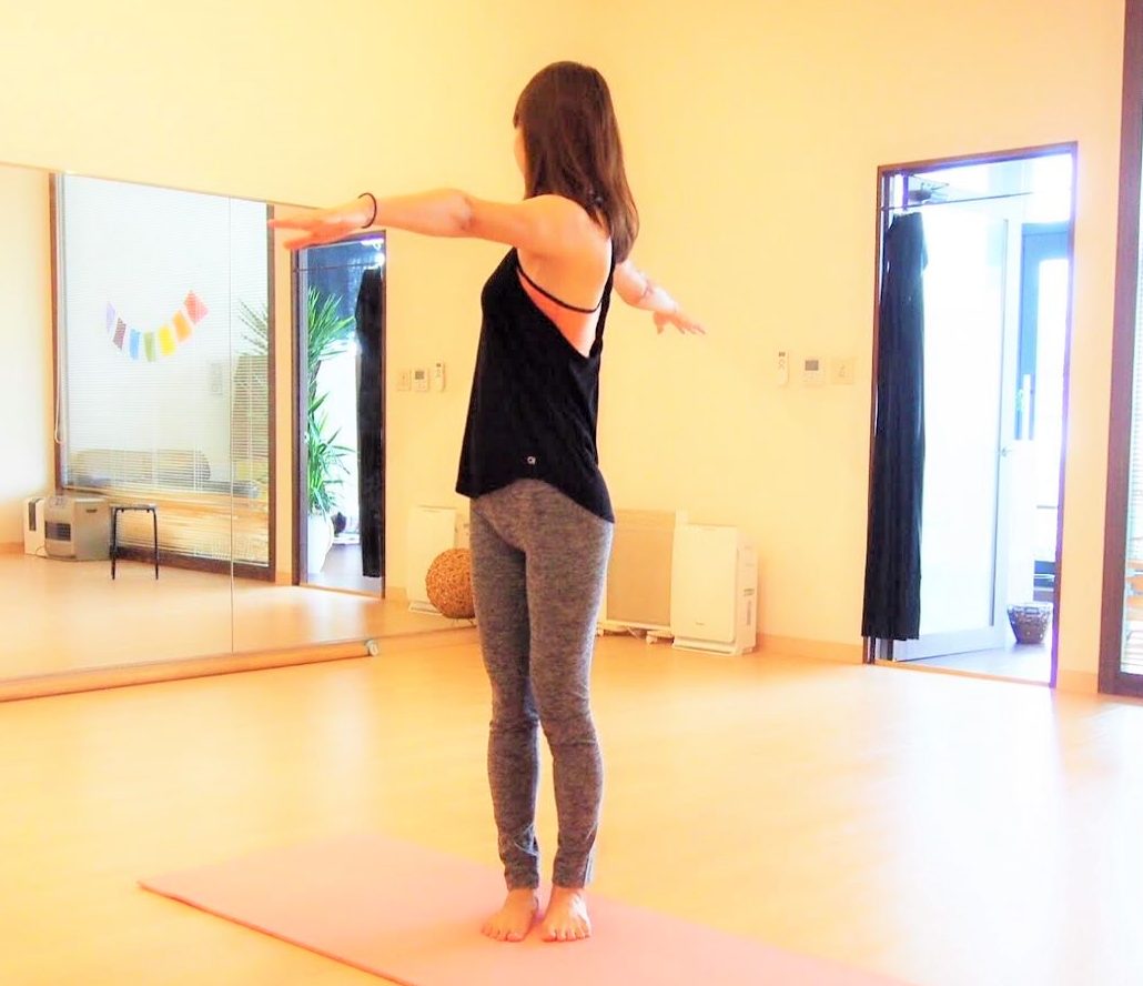 吐きながら上体を右後方にねじり10秒キープ