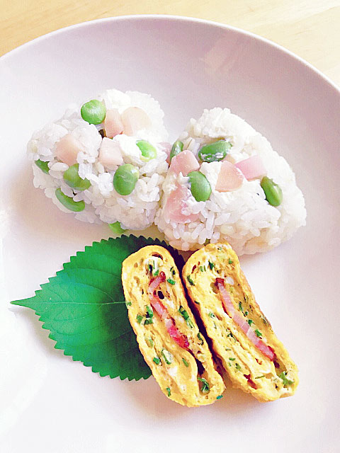 新しょうが・枝豆・クリームチーズのおにぎりと小ネギとベーコンの卵焼き