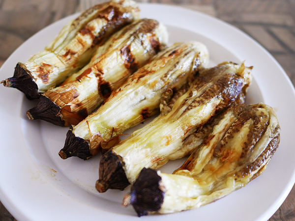 焼きナス　皮をむく