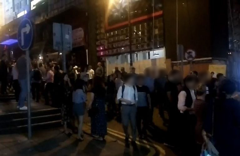 道行くひとは男性ばかり