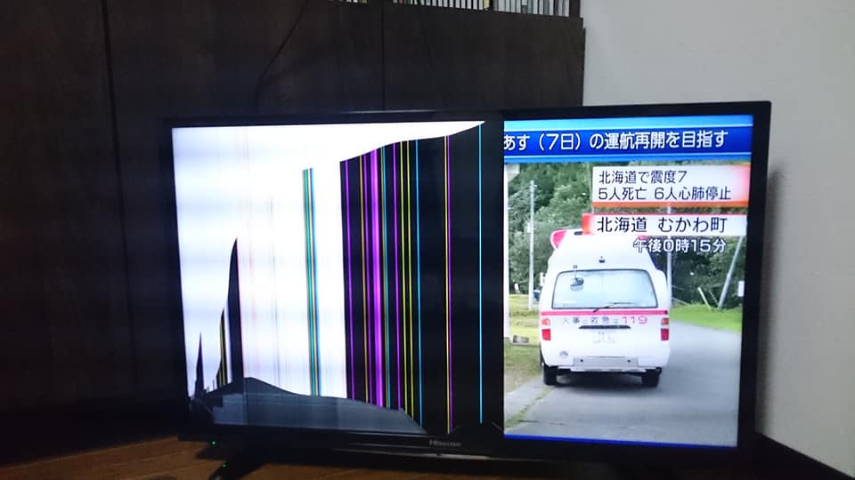 地震でテレビが落下。画面がこんなことに…