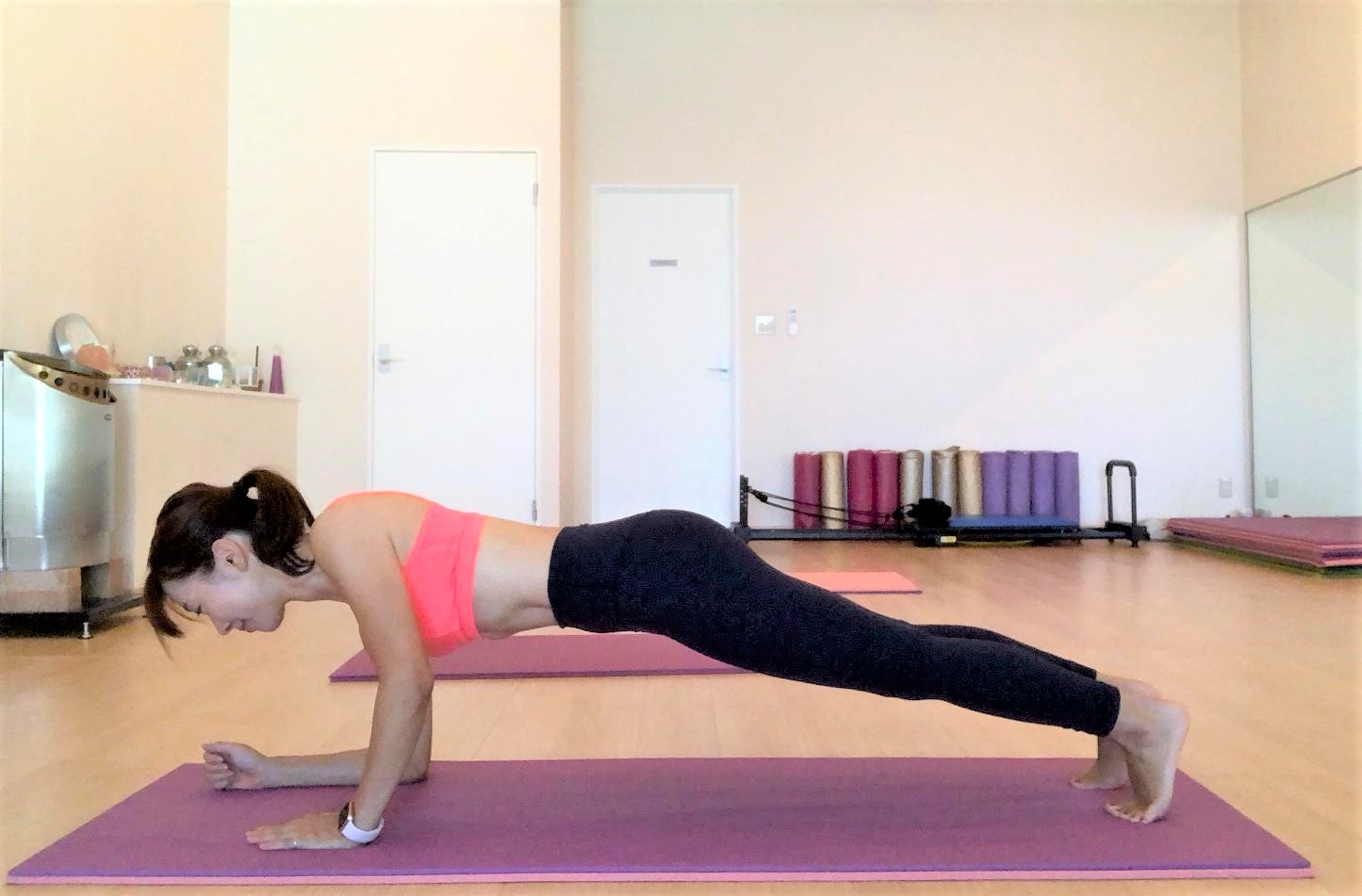 肩ひじずつ床について、プランクの姿勢を取る