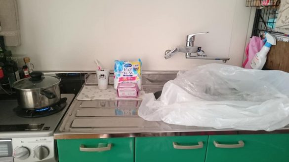 キッチンのシンクに水の入った業務用ゴミ袋を設置