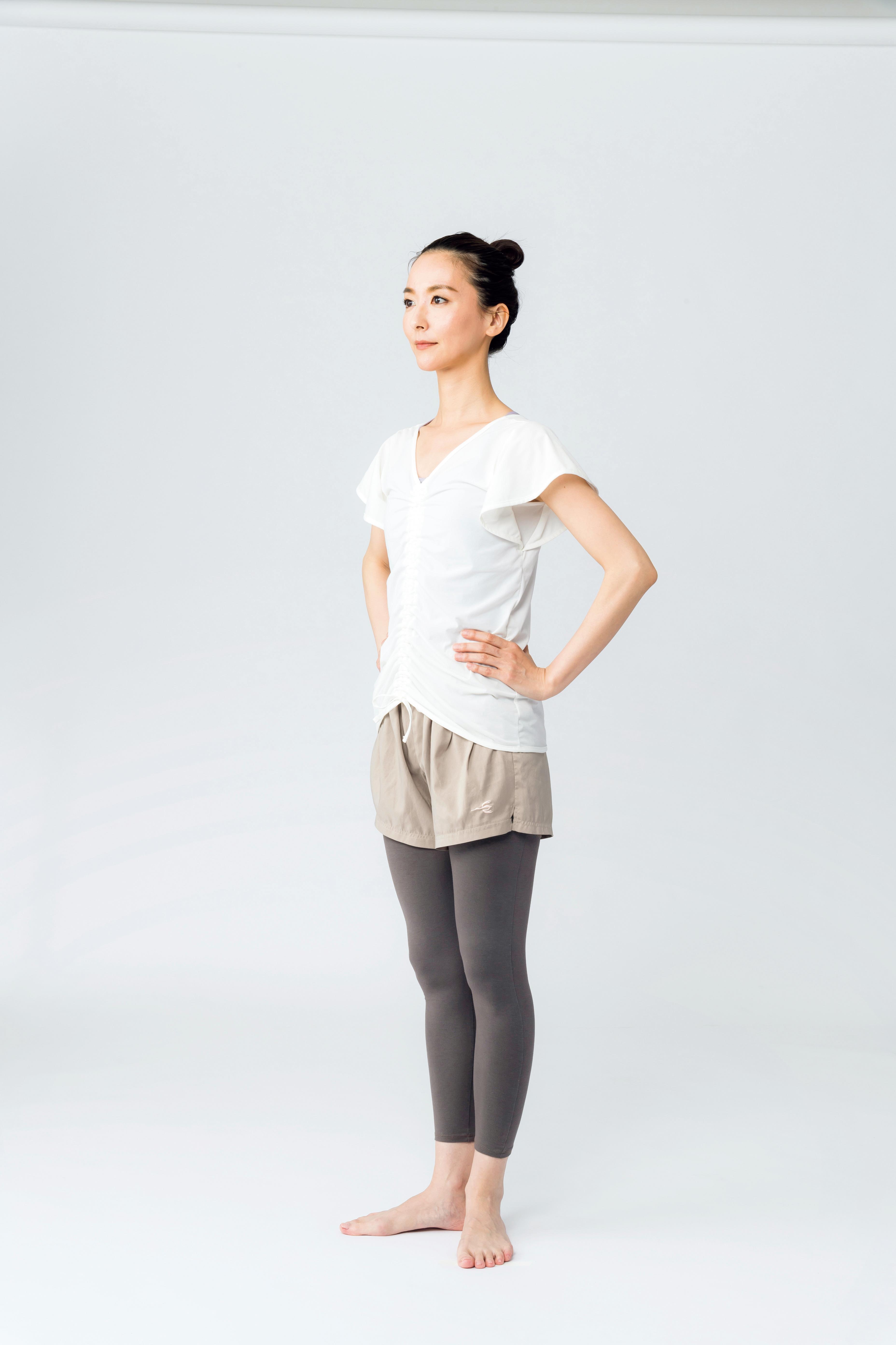 かかとをつけて立つ