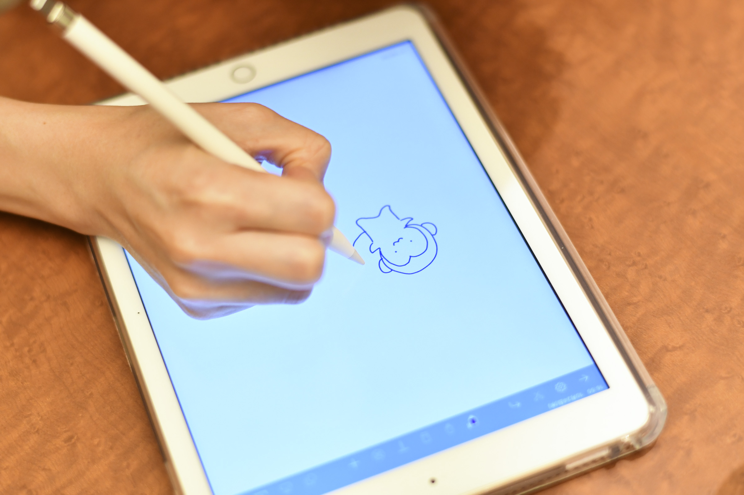 スラスラと猿を描くはあちゅうさん