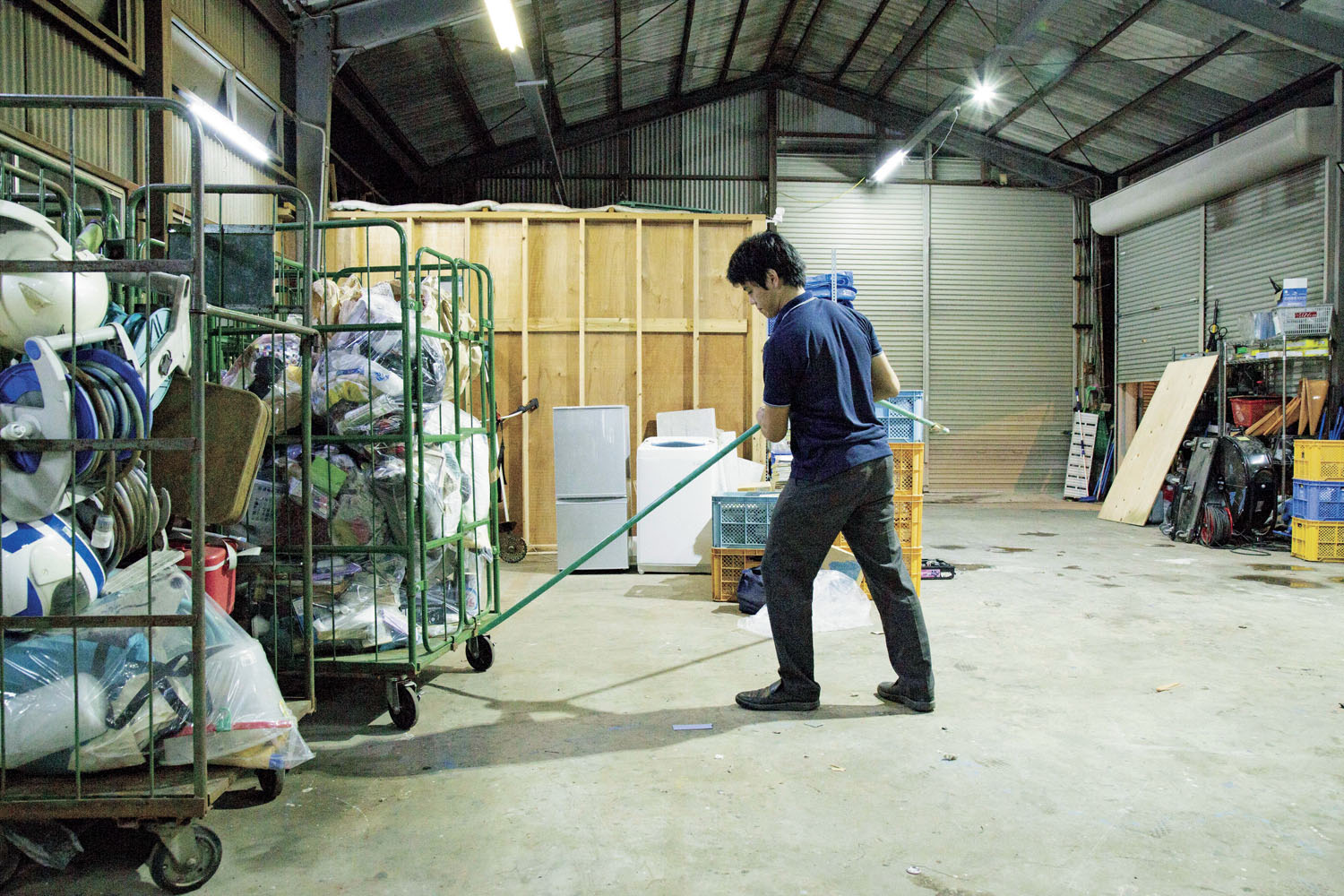 物干し竿を曲げる様子