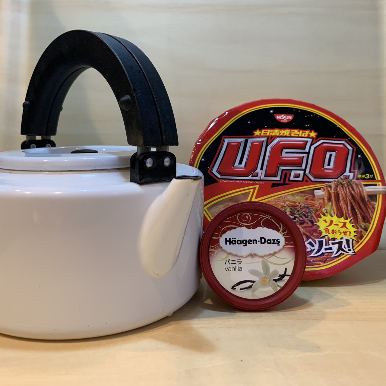 カップアイスとカップ麺