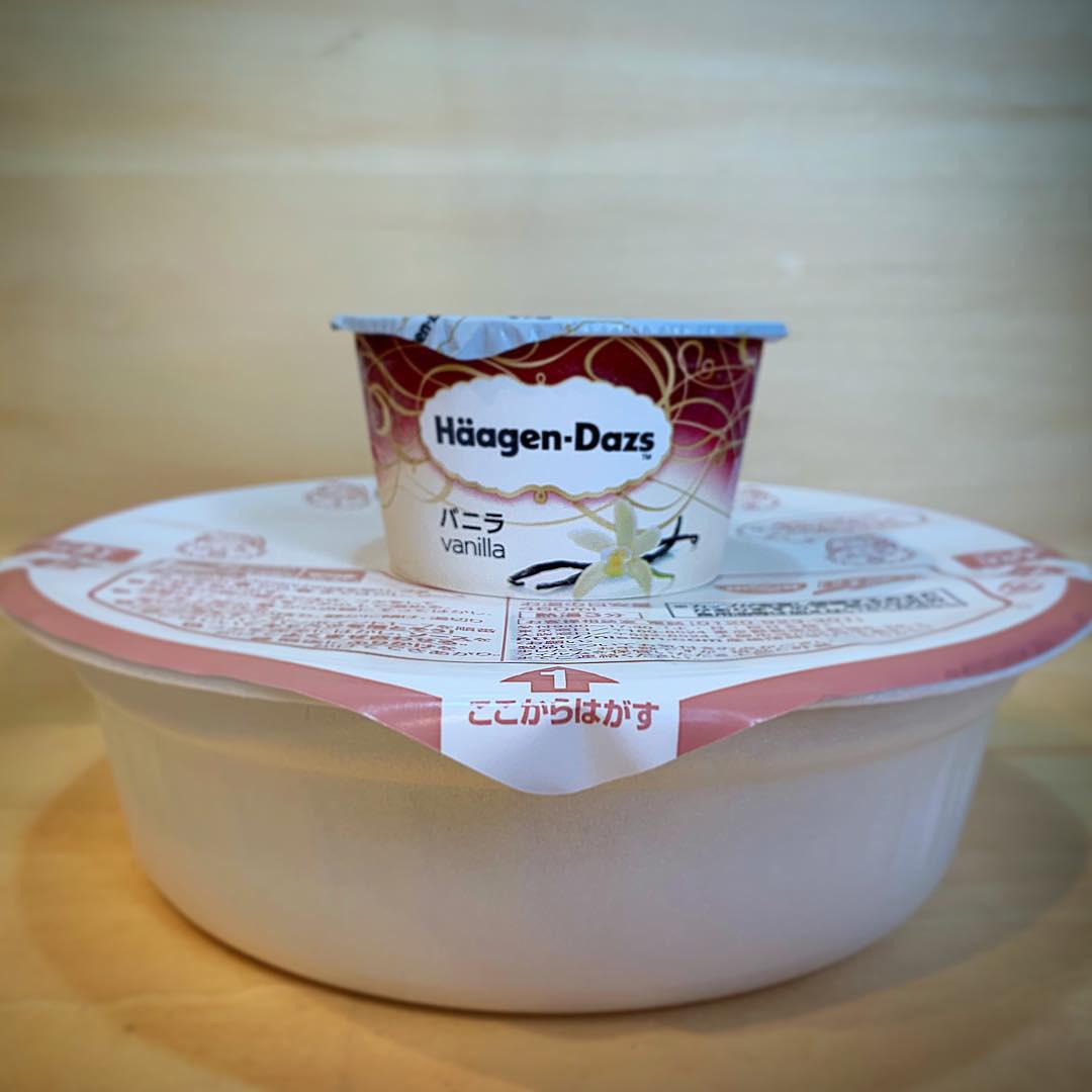 カップ麺の蓋の上でアイスを温める【2】