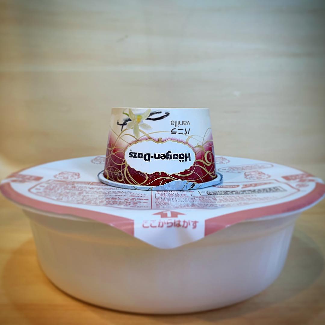 カップ麺の蓋の上でアイスを温める【3】