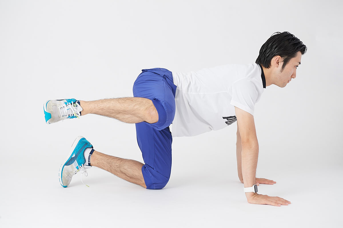 右脚を床から離し、真横に