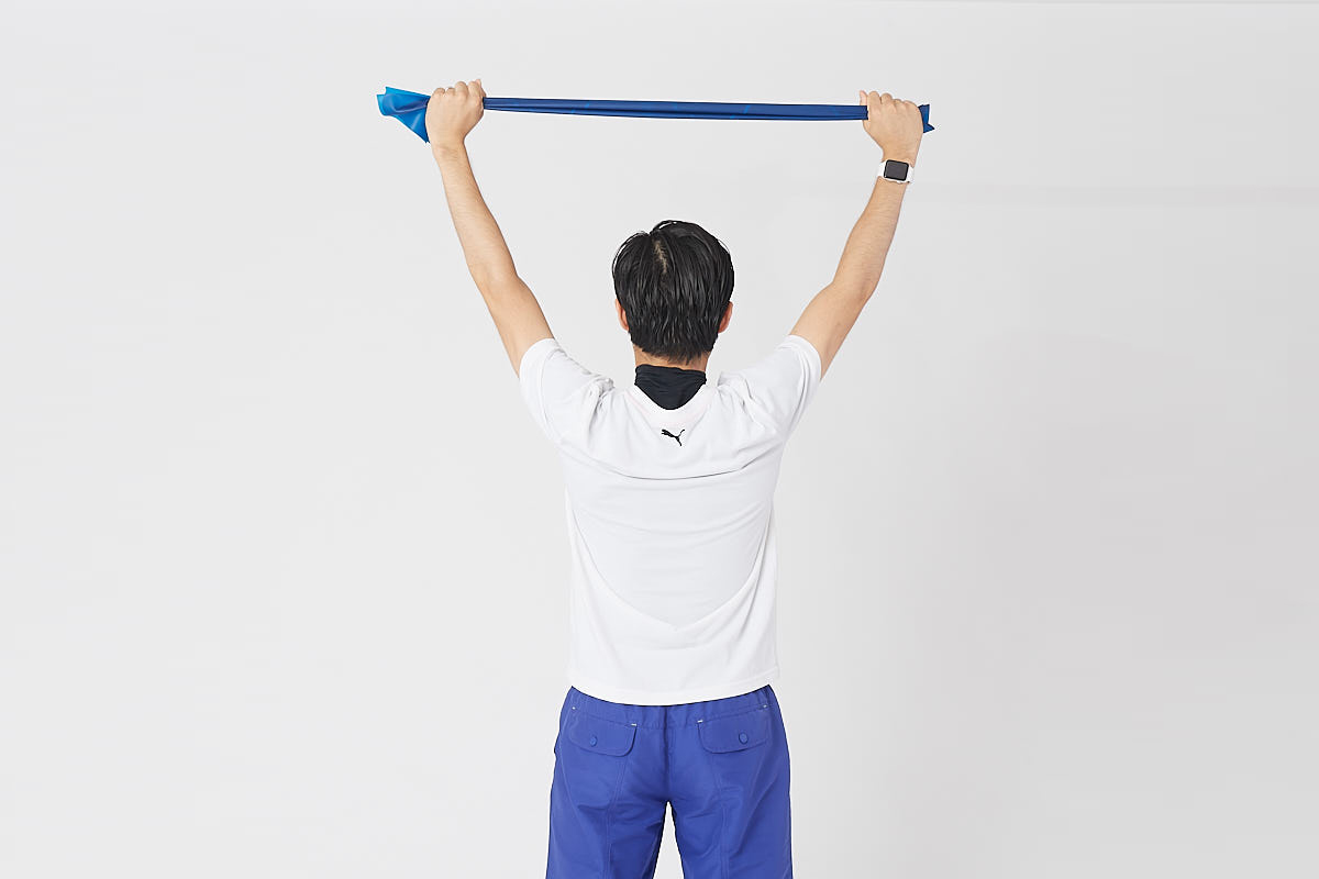 バンザイをするように腕を持ち上げます