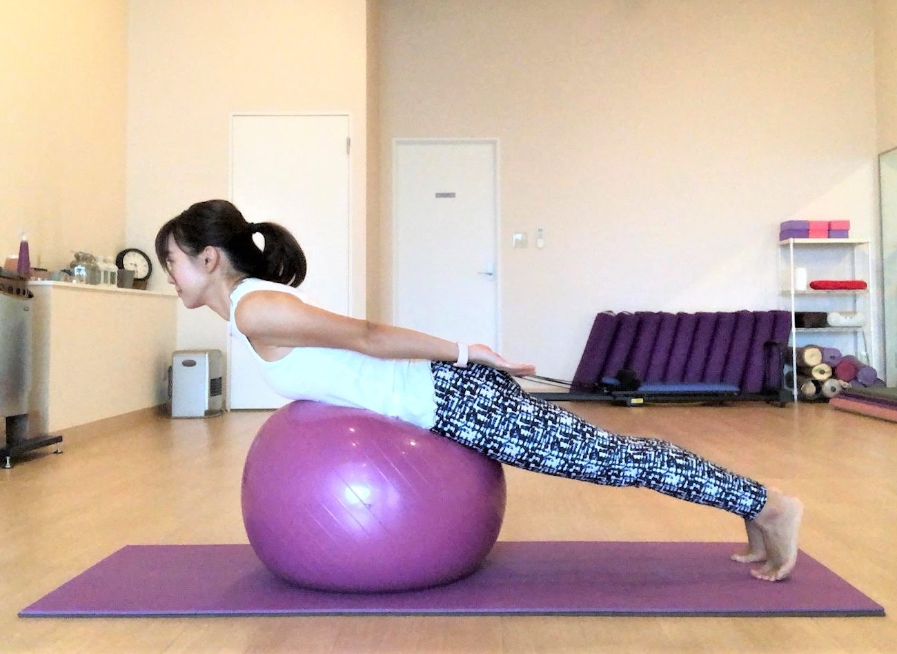 両手を離し、体側に持ってくる