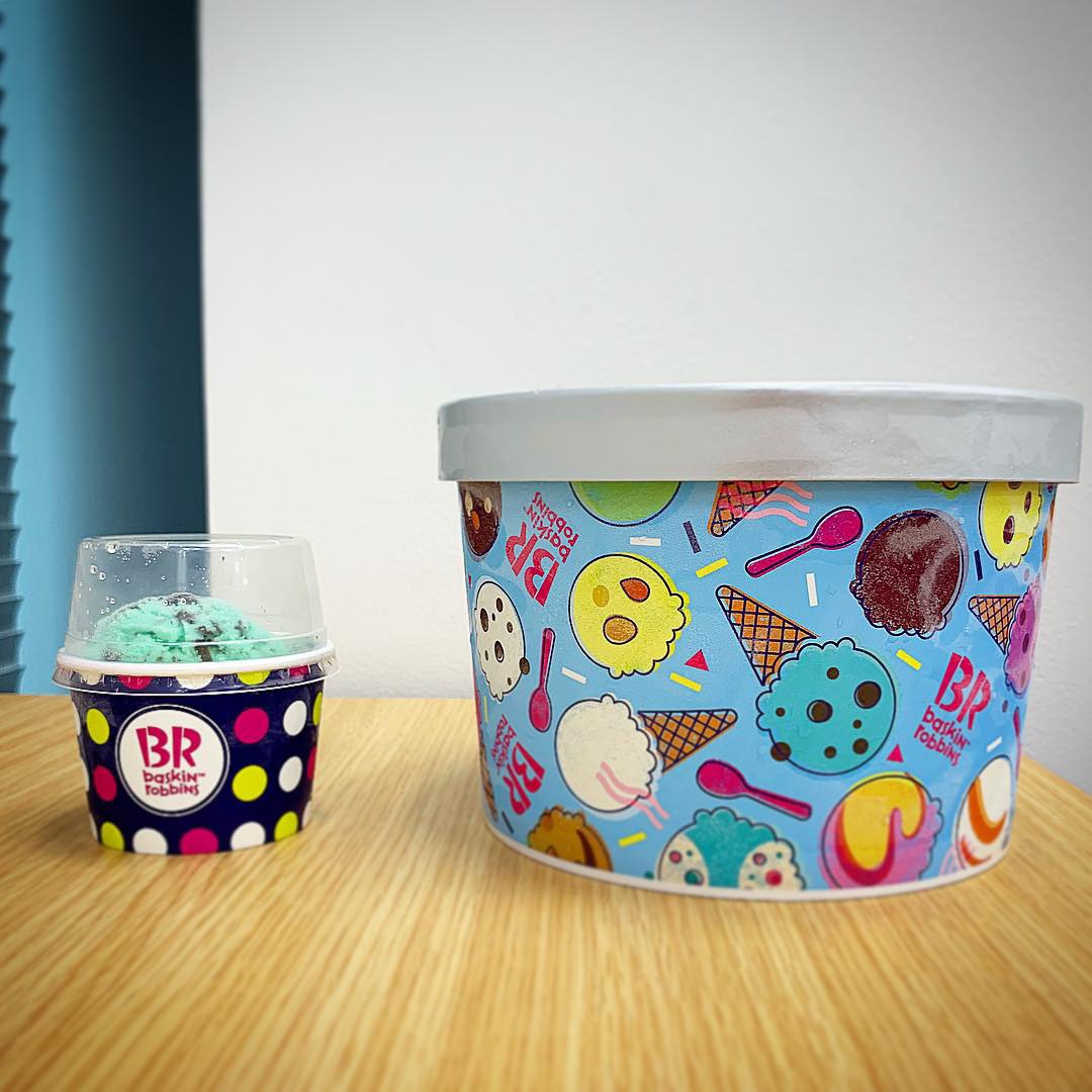 レギュラーカップ（左）とスーパービッグカップ（右）