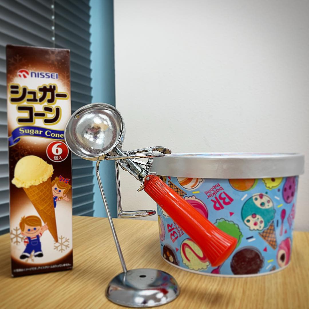 アイスクリームディッシャーとシュガーコーン