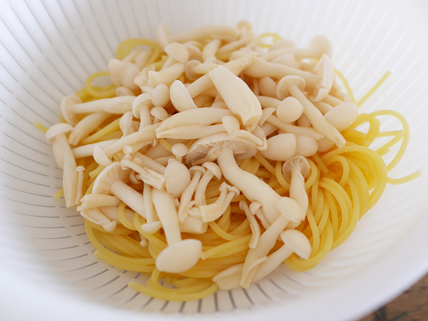 太らないカルボナーラ／(2)茹でる