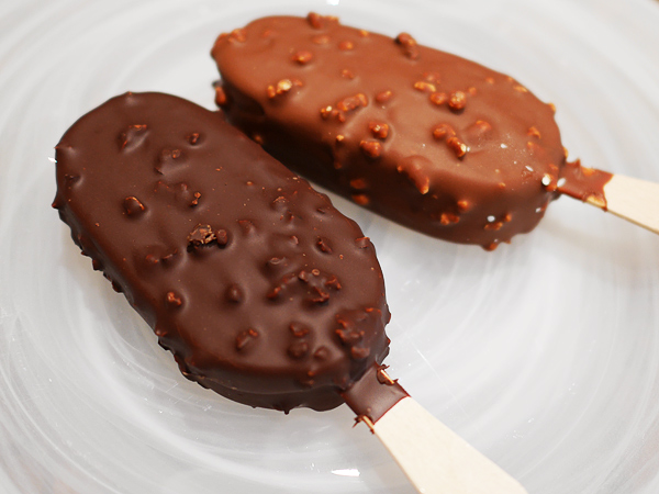 チョコレートアイス 各171円（チョコレートアイスミルク／ヘーゼルナッツとマカダミアナッツのバニラアイスクリーム）