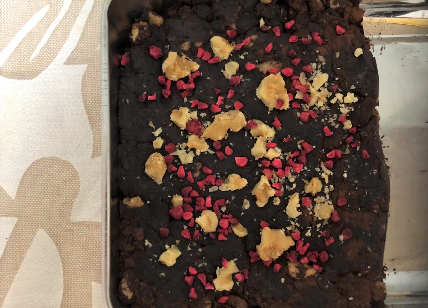 お好みでナッツやドライフルーツなどをトッピングして