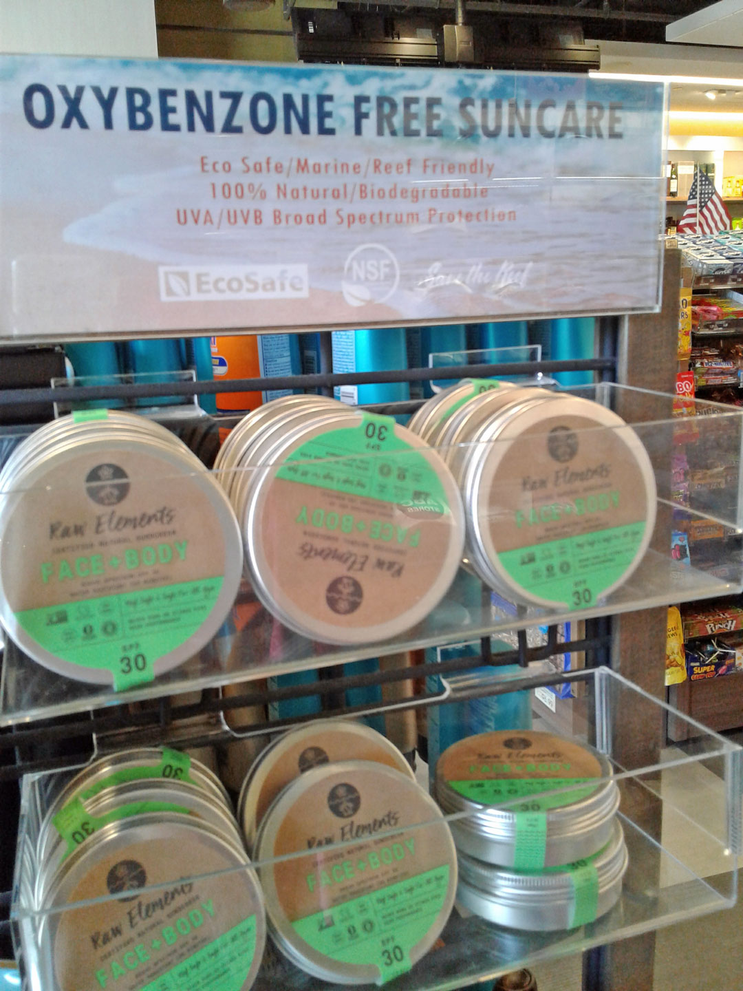 ハワイの薬局の棚には「オキシベンゾン不使用」を謳う日焼け止めが多く並んでいます