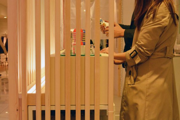 カップル専用スペースで商品を手にとるカップル