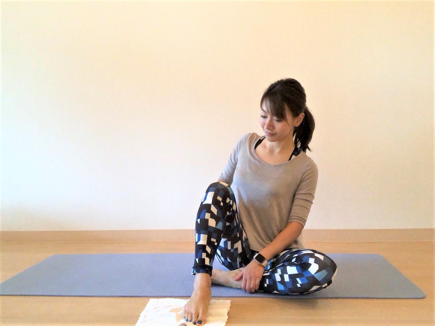 タオルを足の指でたぐり寄せる