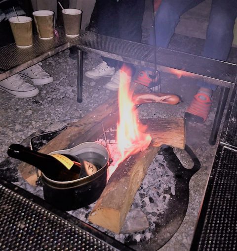 焚き火で温める熱燗