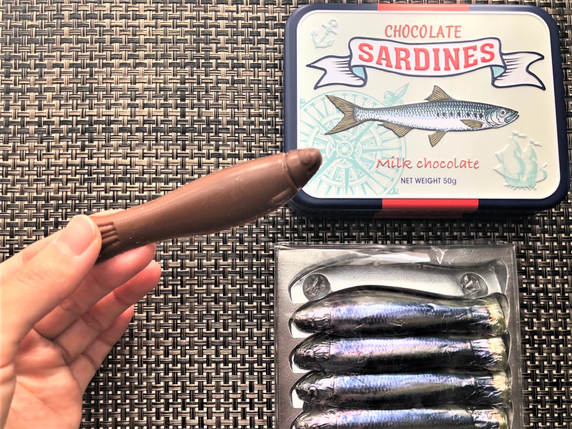 包装も魚のCHOCOLATE SARDINES（518円）