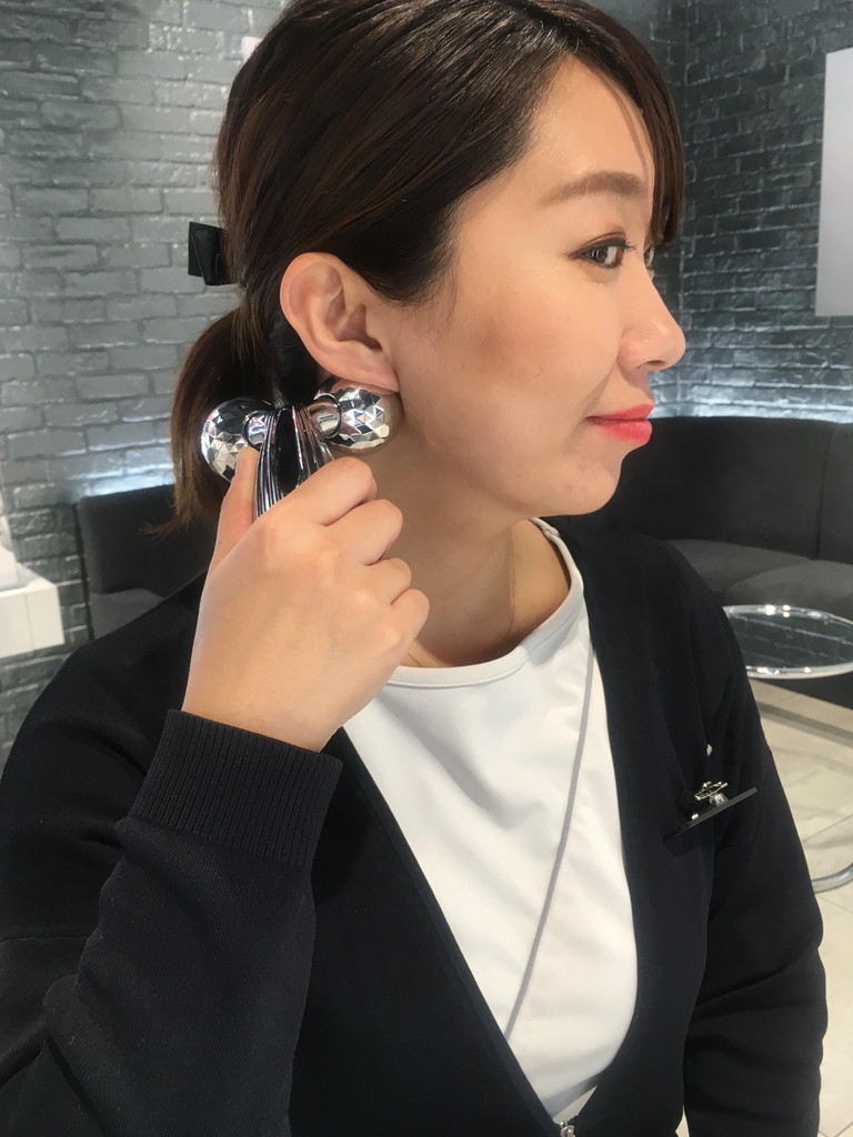 耳の後ろのリンパを押す