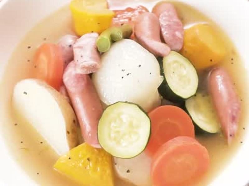 野菜とソーセージのスープ