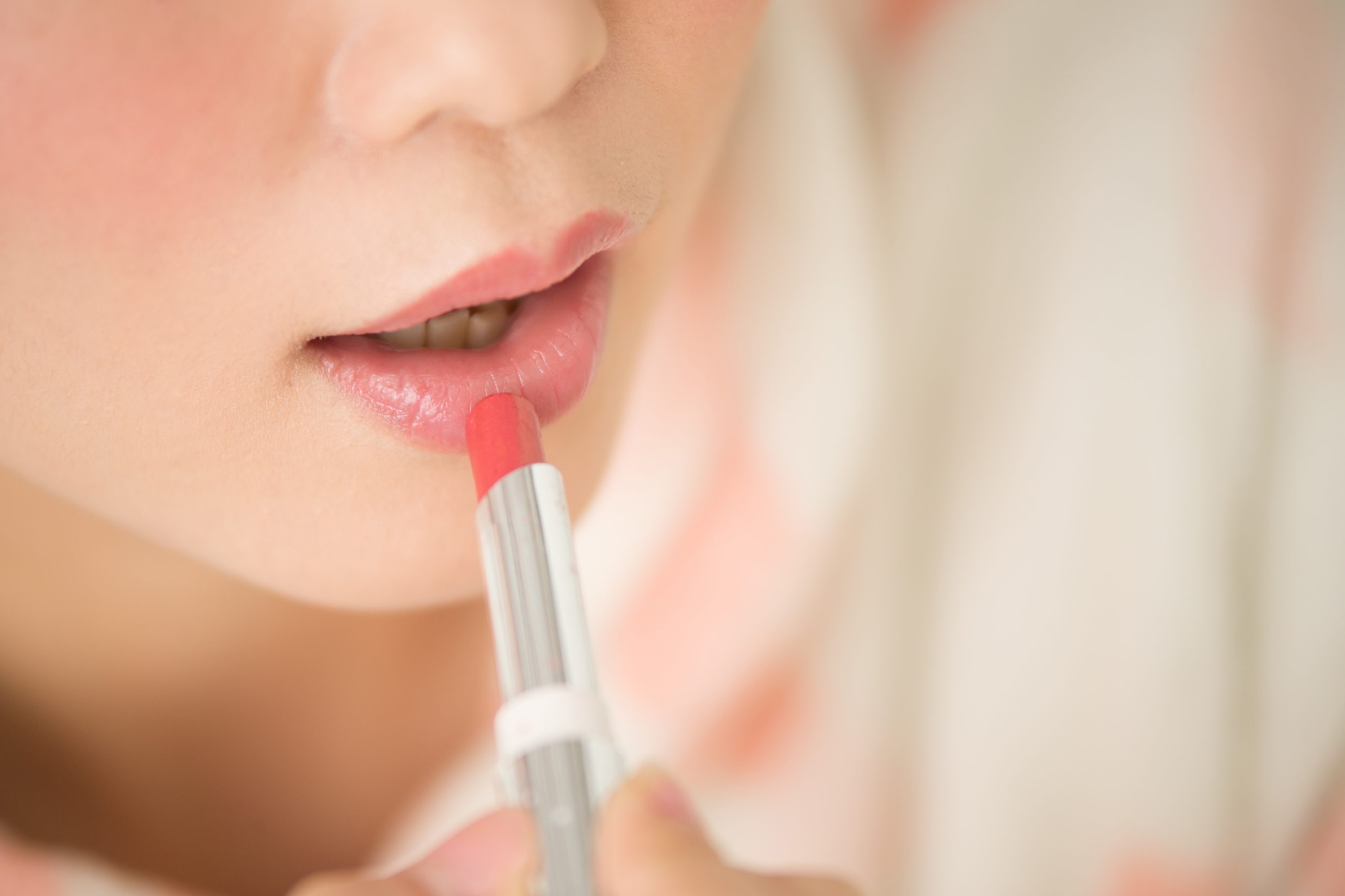 メイクを楽しむ女性