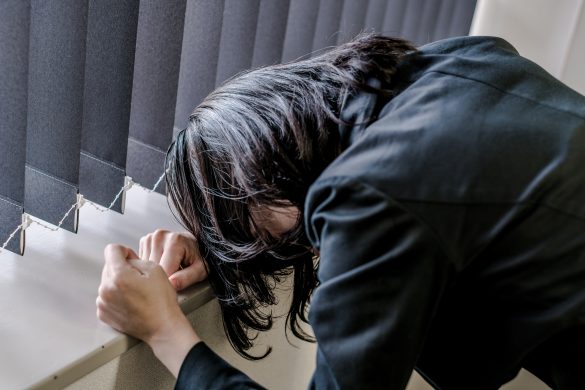 プレッシャーを感じるビジネスウーマン