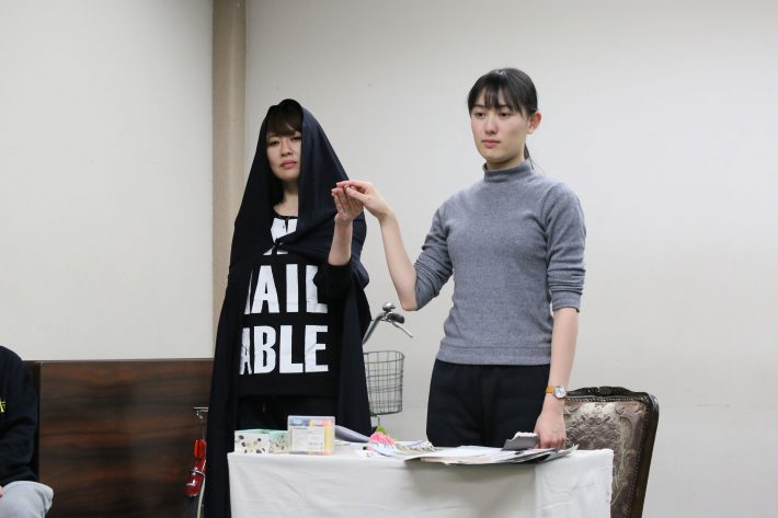 左から、鈴木砂羽、藤井千帆。藤井は主人公アキナの描く漫画内の主人公ミユキを演じる