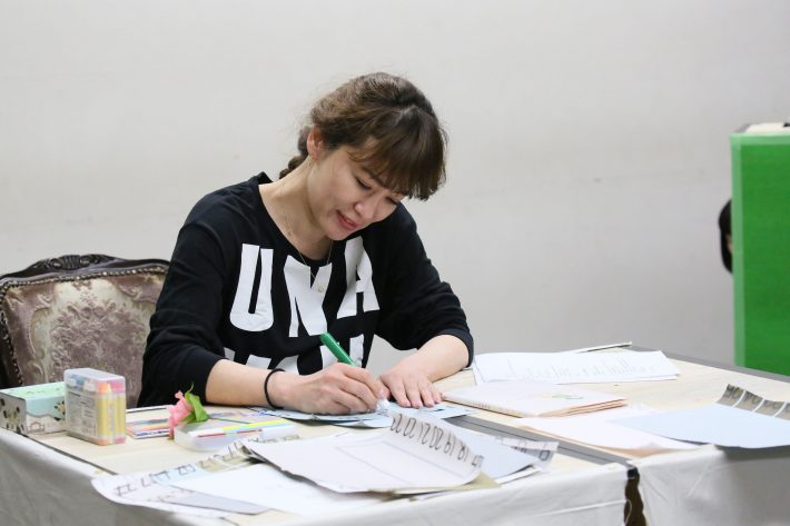 稽古中の鈴木砂羽