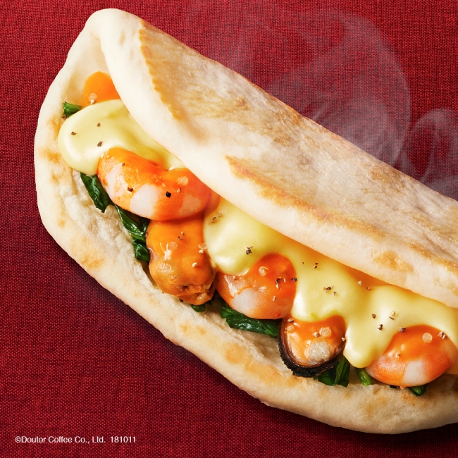 カルツォーネ ぷりっと海老とムール貝のビスクソース