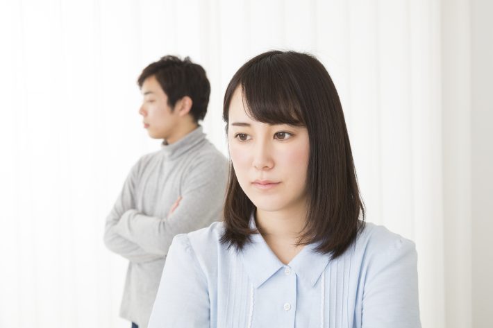 夫婦喧嘩する男女