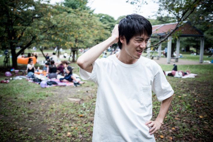 言い訳をする男性