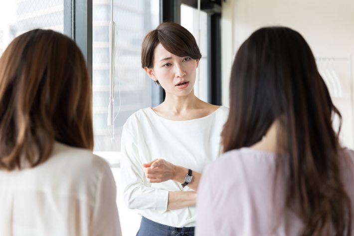 ナンパおじさんを野放しにする英会話スクールにキレる女性