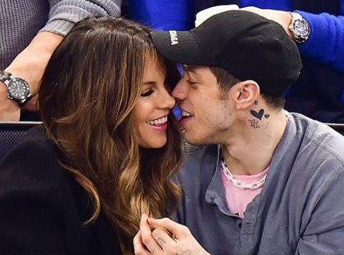 45歳有名女優が25歳芸人と熱愛宣言。若者が年上女性に惚れる3つの理由とは？