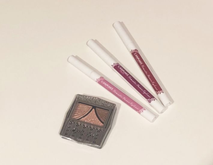 【ジューシーピュアアイズ】600円(税抜)／【ロマンティックニュアンスアイライナー】900円(税抜)