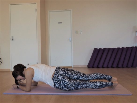 お尻を左右に倒して腹部サイドに効かせるエクササイズ2