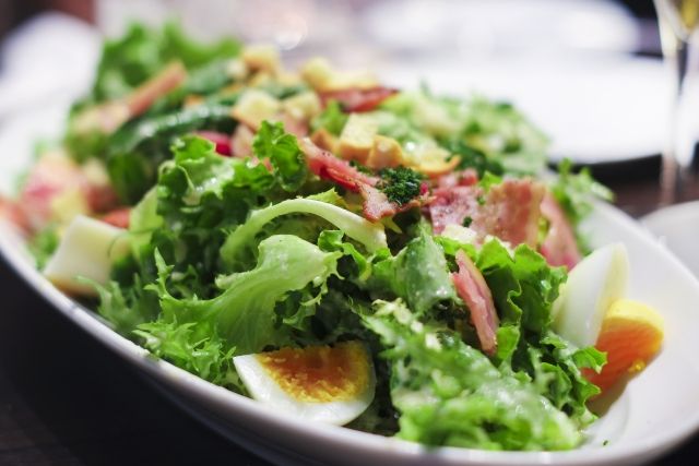 焼き肉の前にサラダを食べると血糖値の急上昇を押さえられる