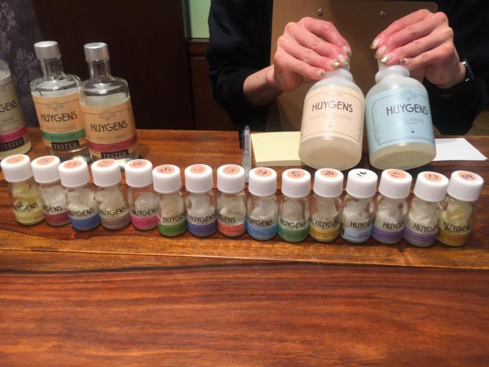 14〜15種類のブレンドアロマからコスメづくりに使うものを選ぶ