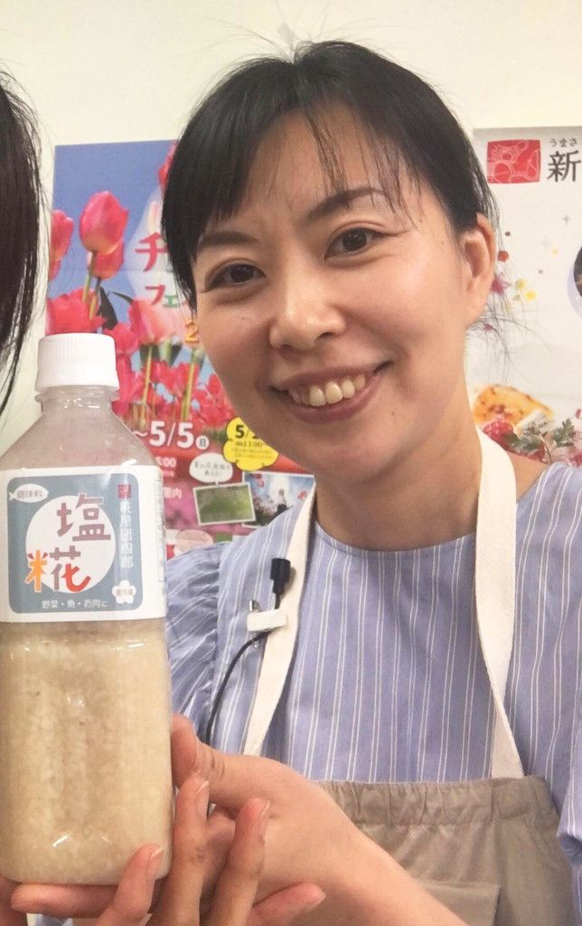 藤井康代さん、持っているのは「団四郎の塩糀」