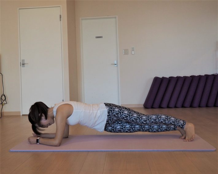 お尻を左右に倒して腹部サイドに効かせるエクササイズ1