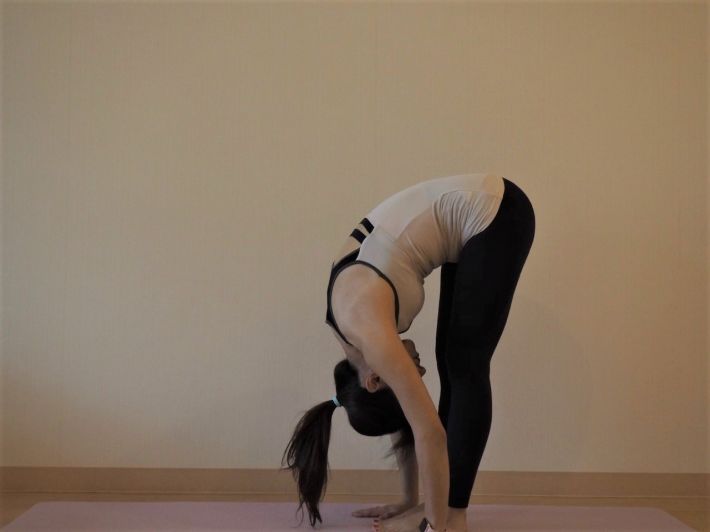 花粉症を緩和するヨガ、立位前屈のポーズ１