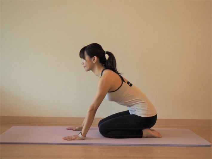 花粉症を緩和するヨガ、ウサギのポーズ１