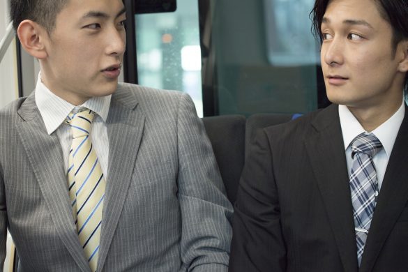 電車で会話する男性2人組